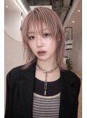 顔周りレイヤーのハイトーンウルフ×ブロンドベージュ