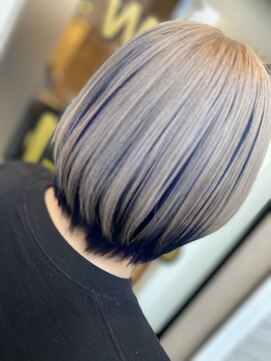 ラビス クローバー(Lovis clover) ホワイト　ネイビーブルー　マッシュショート