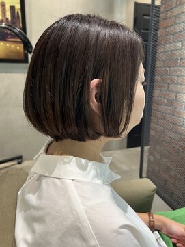 ベイショア(Bay Shore NY) グレーベージュ斜めバングボブパーマヘルシースタイル