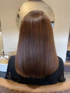 穀雨(Kokuu) グレージュ切りっぱなしボブ前髪ありミニボブミルクティベージュ