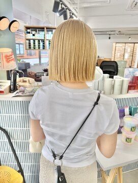 ヒビヲ(HIBIO) ショートボブ切りっぱなしボブタッセルボブベージュカラー横浜