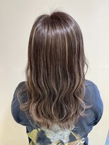 アズール 草加(azule)&nbsp;白髪ぼかしハイライト　ベージュ　ゆるふわロング