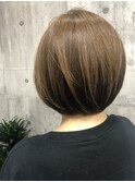 大人可愛いハイライト小顔ワンサイドショートボブ丸み前下がり