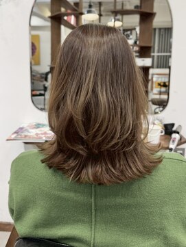 ルイ(ROUIS produced by LUCK 津田沼) 白髪ぼかしハイライト/レイヤーカット/大人ミディアム