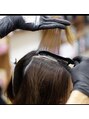 テラ(terra) 頭皮に薬剤をつけず根元ギリギリ(約0mm)塗布するカラー技術です