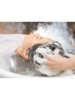 本格こだわり極上ヘッドスパ！頭皮から髪を美しく、血行促進させ小顔効果UPへ◎【和泉府中駅徒歩２分★】