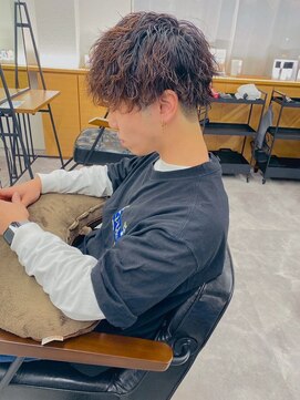 エミタス 柳通り(Emitas.) ツイスト×パーマのメンズ無造作スタイル