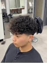 グルーマーズトウキョウ(GROOMER/S TOKYO)&nbsp;スペインカール　テーパーフェード　海外風　メンズパーマ
