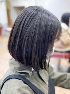ミーティア バイ クアトロ(Meteor By QUATRO) 暗髪×前下がりショートボブ