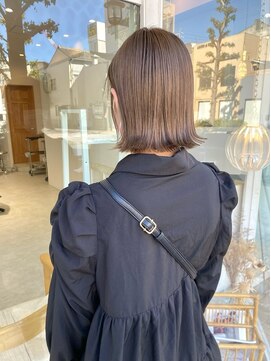 ヘアデザイン ソラ(Sola) 切りっぱなしぷつっとカット外ハネボブ×ミルクティーベージュ