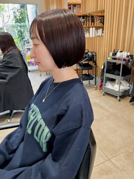 ヘアデザイン ソラ(Sola) ナチュラルブラウン丸み切りっぱなしショートボブ丸み小顔ヘア