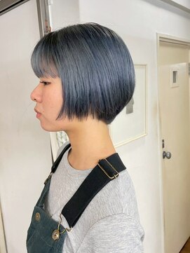 タヴィ(Tavi) ショートボブヘアのアッシュグレージュカラー/カラー/ショート