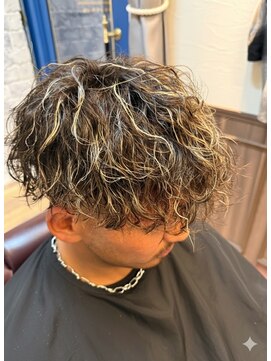 【ハイライト×強め】ツイストスパイラルパーマ〈理容室〉メンズ