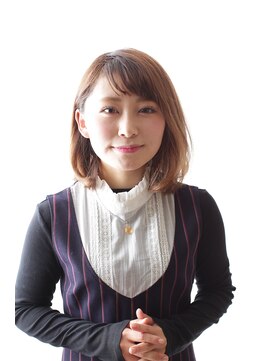 インコントラーレ(INCONTRARE) 小顔に見えるミディアムボブ