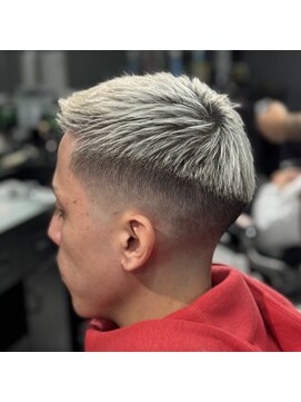 ゴールドグローバーバー(GOLDGLOW BARBER) フェードカット×ブリーチカラー