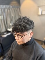 カスミ 霞(KASUMI) オシャレなメガネを添えたスペインカール。