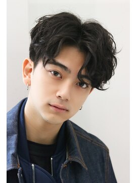 ネイビー(NAVY) 前下がりマッシュ×スパイラルパーマ　センターパートで無造作に