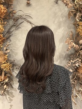 ヒトイロ(hitoiro) くすみベージュカラーのロングヘアー