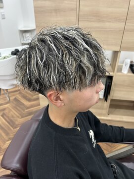 ヒカリ バイ イサミ 西川口(Hikari by ISAMI) フェザーパーマ刈り上げセンターパートマッシュ〈理容室〉西川口