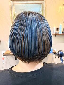 色落ちも楽しめるアンブレラカラーショートボブ