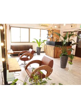 日常を忘れられる、光が差し込む上質空間が人気の秘密♪ゆったりとした店内で貴方だけのサロンタイムを。