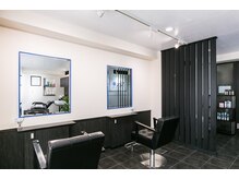 ヘアーサロン ニクス 池袋(hair Salon Nix)の雰囲気（２席で静かに過ごせます。カーテン仕切りの個室でお着替えも可能）
