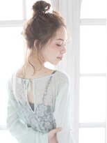 シャンプー 本店(SHAMPOO)&nbsp;おくれ毛たっぷり高めのシニヨンスタイル！