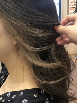 クララ スギタ(CLALA Sugita) ベージュインナーカラー/ブリーチ/黒髪カタログ