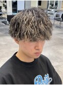 渋谷メンズハイライトカラー緩め波巻きスパイラルパーマ外国人風