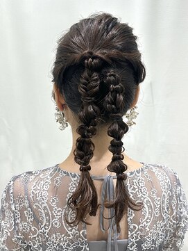 サクララ(Sakura la) ツイン編み下ろしヘア♪／お呼ばれヘア/参列ヘア/二次会ヘア