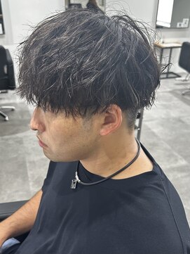 ヒュイル バイ ニアウ(Hwyl by Niau) メンズマッシュパーマニュアンスパーマスパイラルパーマ刈り上げ