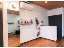 ルーナ アルコ(luna arco)の雰囲気（カウンターです。店販商品も充実♪）