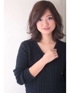 リアン(Lian) フェミニンクールにミディアムレイヤースタイル