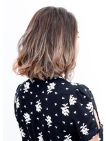 ソーホー ニューヨーク シズオカ(SOHO newyork SHIZUOKA) グレージュカラーのフェミニンカールミディ