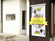 ダブル(DOUBLE)の雰囲気（トランプのキングが目印です看板横の屋根の下が駐車場です）