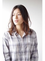 カフネ(cafune)&nbsp;柔らかく髪をなびかせる美しい女性