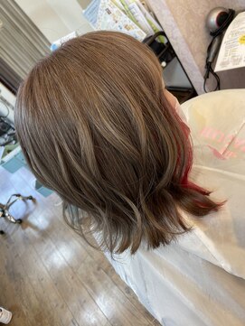 ハグエヴェック(HUG AVEC) ベージュとレッドのインナーカラー