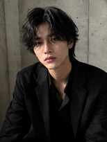 キュー(Cue_) メンズセンターパートウルフツイストスパイラルパーマ