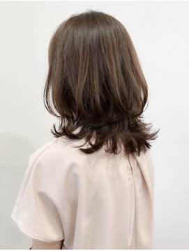 ヴェリーテ(Verite) 柔らかベージュ×くびれミディ