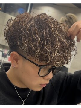 イーラ アメ村店(era) スペインカール　ツイストスパイラル眉カットメンズパーマ