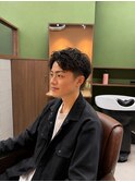 20代メンズ向けセンターパート｜無造作ウェーブのメンズパーマ