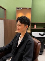 ブリリアント ヘアー ダイヤ(Brilliant Hair Dia) 20代メンズ向けセンターパート|無造作ウェーブのメンズパーマ