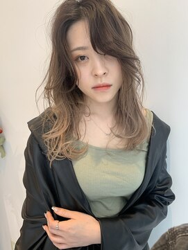 カルナ バイ エルモ(calna by ELMO) 【柔らかミディアムロング】大人かわいいナチュラルグレージュ