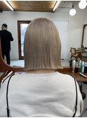 ホワイトベージュ×切りっぱなしボブ