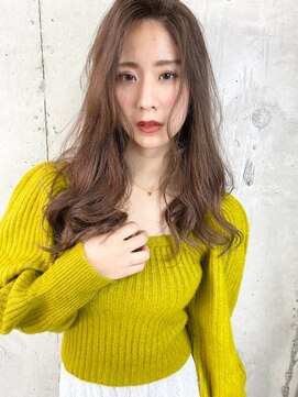 ルノン(LUNON) ナチュラルなベージュでゆるいカールのスタイル