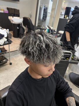 イーラ アメ村店(era) メンズパーマホワイトメッシュ波巻きツイスパマッシュ