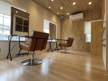 ラッドヘアー(Rad hair)の雰囲気（木目調で木の温もりを感じられる落ち着いたサロン店内になります）