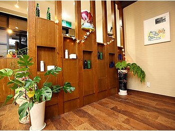 ヘアーアンドメイク コクア(hair&make kokua)の写真/アンティーク調のインテリアと、南国を意識した店内で、ゆったりとしたサロンタイムを過ごせます◎