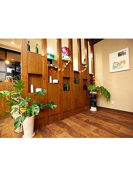 アンティーク調のインテリアと、南国を意識した店内で、ゆったりとしたサロンタイムを過ごせます◎