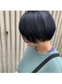 ショートボブ × ネイビーカラー